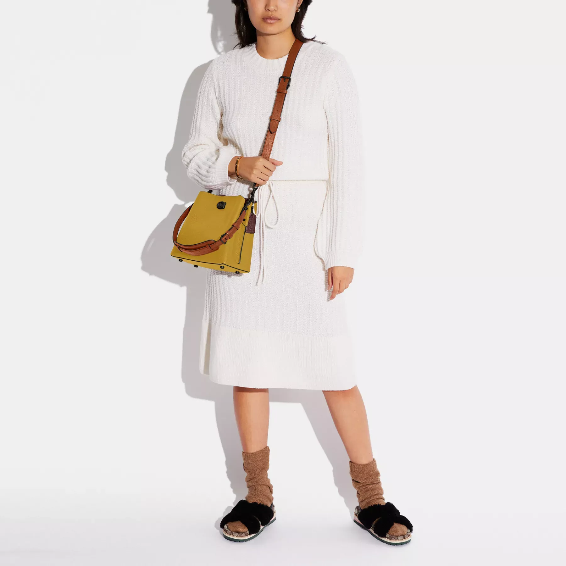 COACH Bolso tipo cubo Willow con bloques de color