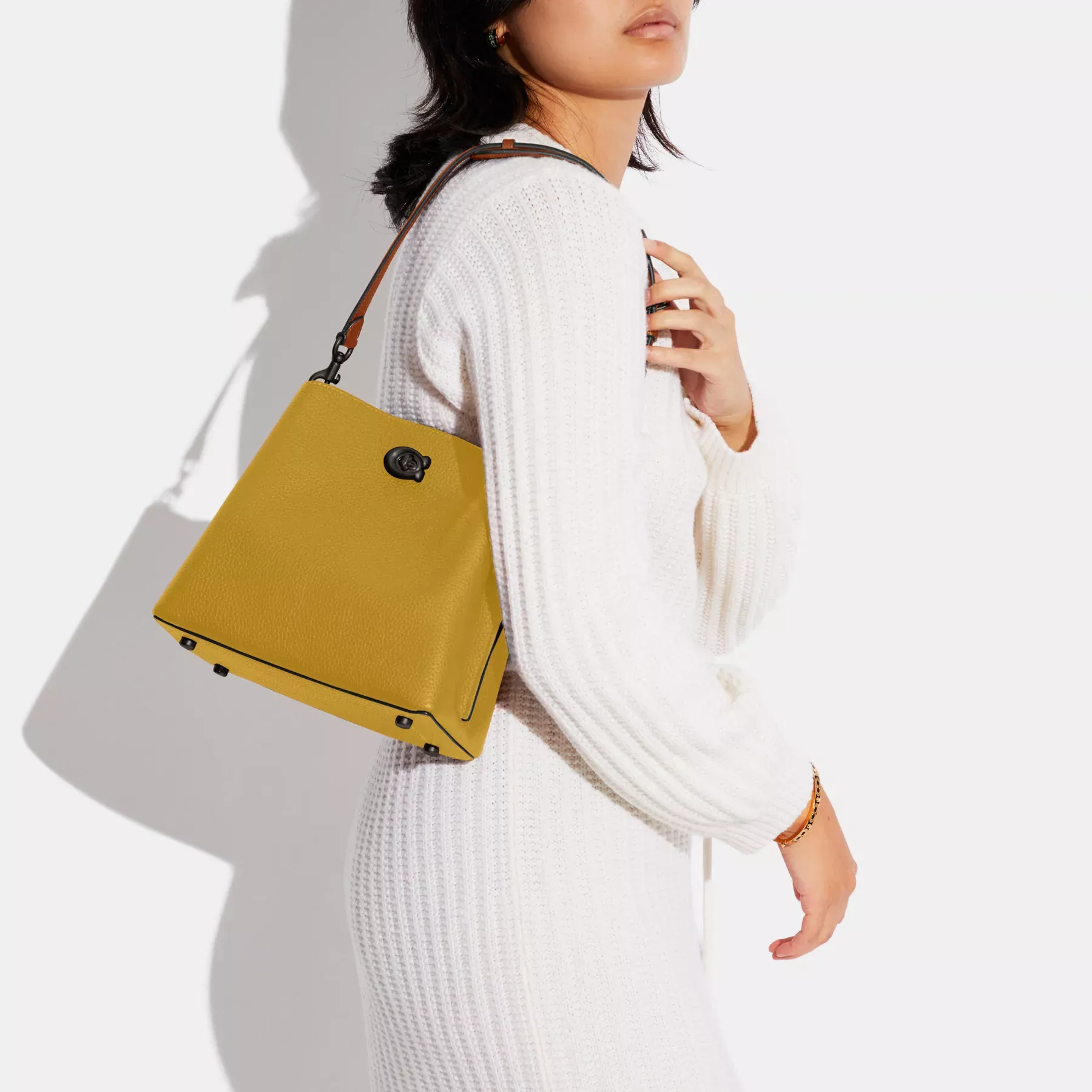COACH Bolso tipo cubo Willow con bloques de color
